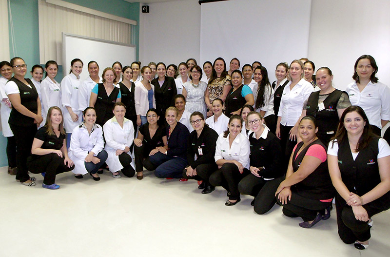 Luiza Giraud com colaboradoras do hospital